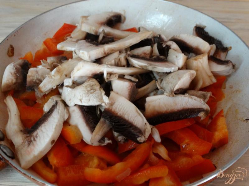 Фото приготовление рецепта: Лечо с болгарским перцем и грибами шаг №3