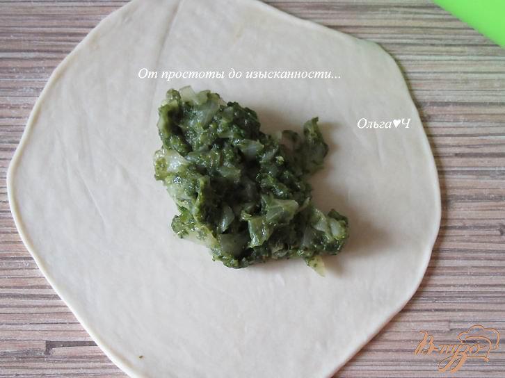Фото приготовление рецепта: Чебуреки с капустой и шпинатом шаг №5