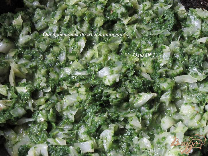 Фото приготовление рецепта: Чебуреки с капустой и шпинатом шаг №2