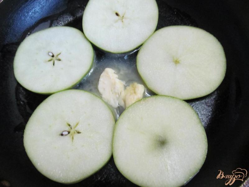 Фото приготовление рецепта: Овсянка со сливочными яблоками шаг №3
