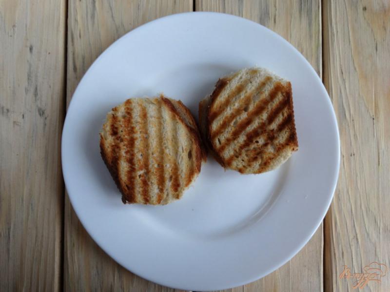 Фото приготовление рецепта: Детские гриль-сендвичи Петушки шаг №3