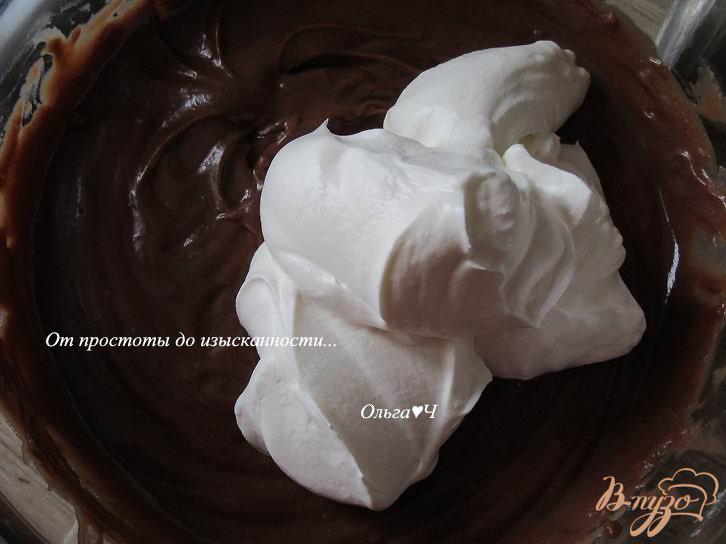Фото приготовление рецепта: Торт-мусс «Два шоколада с личи» шаг №6