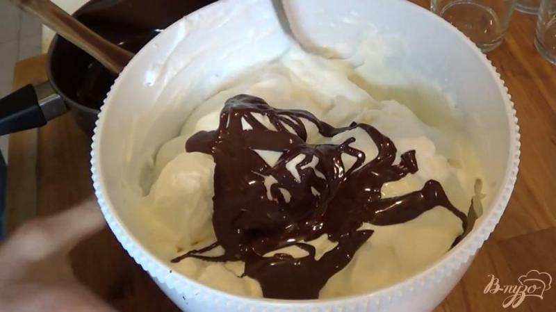 Фото приготовление рецепта: Шоколадный мусс шаг №6