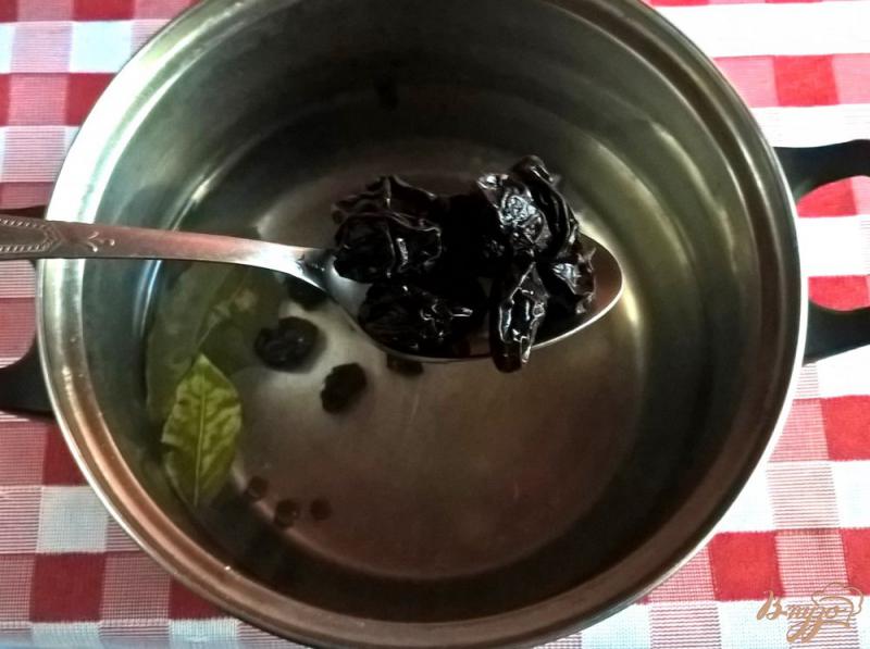 Фото приготовление рецепта: Скумбрия маринованная с черносливом шаг №4