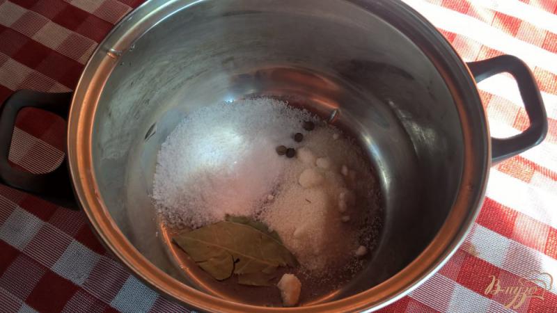 Фото приготовление рецепта: Скумбрия маринованная с черносливом шаг №2