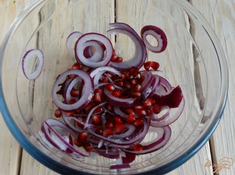 Фото приготовление рецепта: Салат из красного лука и граната к шашлыку шаг №4