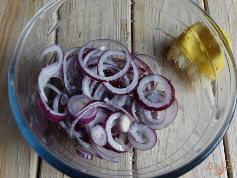 Фото приготовление рецепта: Салат из красного лука и граната к шашлыку шаг №3