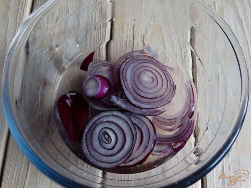 Фото приготовление рецепта: Салат из красного лука и граната к шашлыку шаг №2