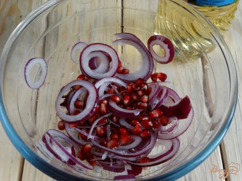 Фото приготовление рецепта: Салат из красного лука и граната к шашлыку шаг №5