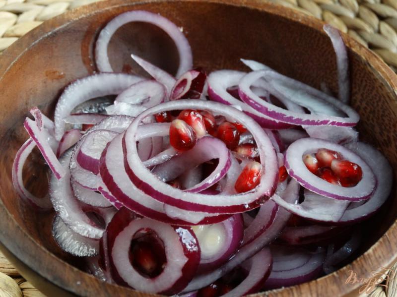 Фото приготовление рецепта: Салат из красного лука и граната к шашлыку шаг №6