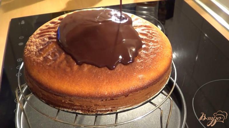 Фото приготовление рецепта: Черная глазурь для тортов и печенья шаг №5
