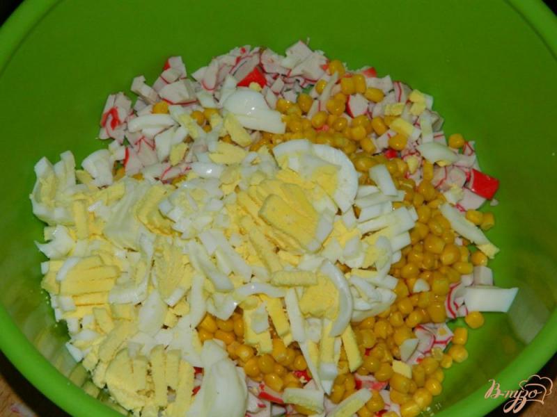 Фото приготовление рецепта: Салат с рисом, кукурузой и крабовым мясом шаг №4