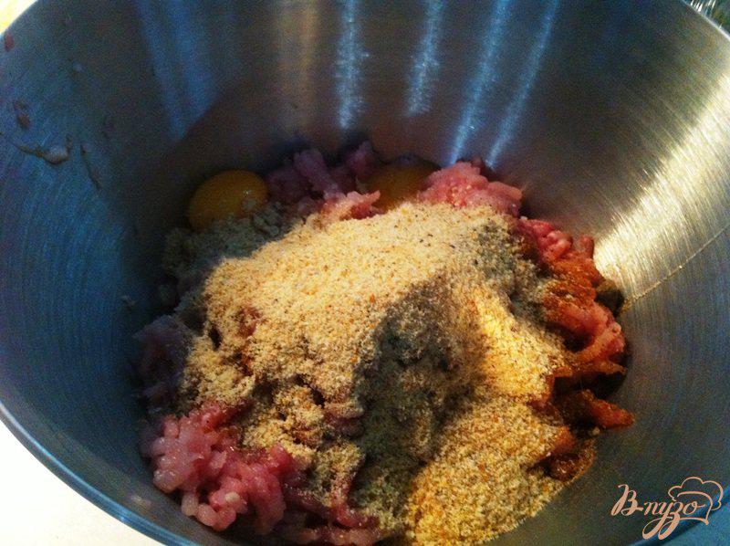 Фото приготовление рецепта: Мясные зразы с луком и яцом шаг №3