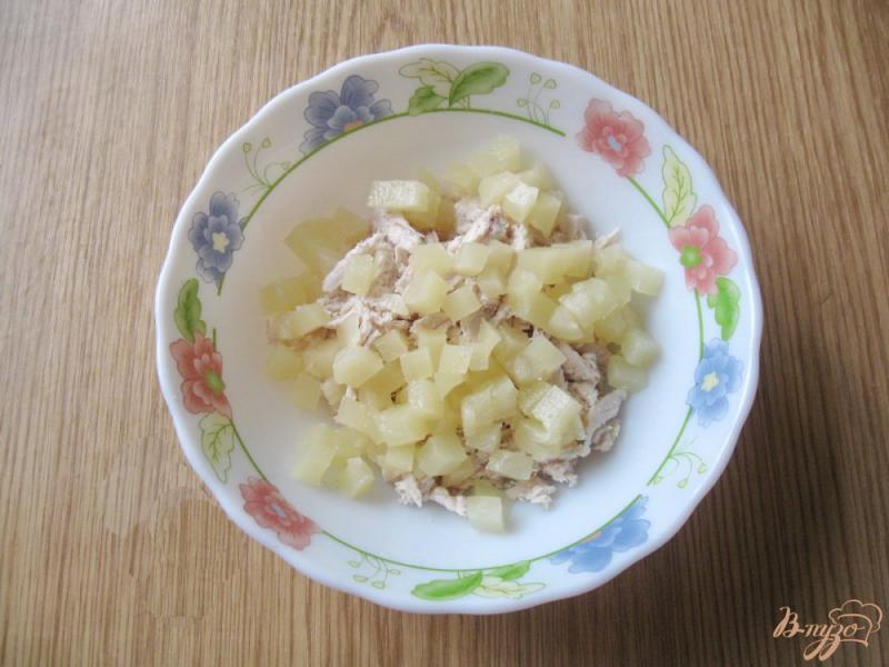 Фото приготовление рецепта: Салат с курицей, грибами и ананасом «Королевский» шаг №2