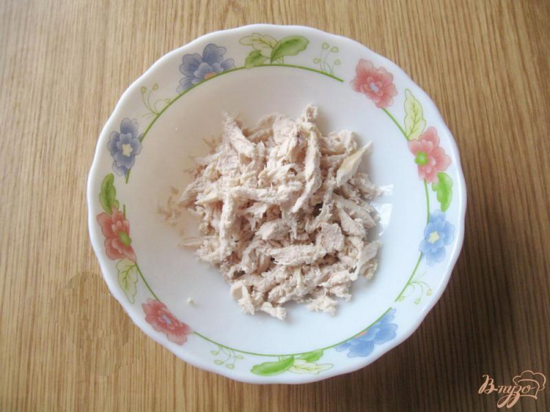 Фото приготовление рецепта: Салат с курицей, грибами и ананасом «Королевский» шаг №1