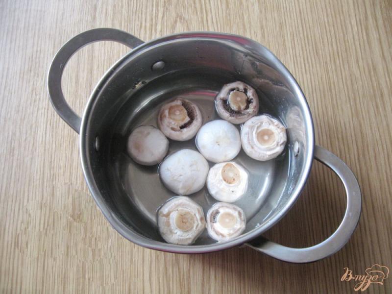 Фото приготовление рецепта: Салат с курицей, грибами и ананасом «Королевский» шаг №5