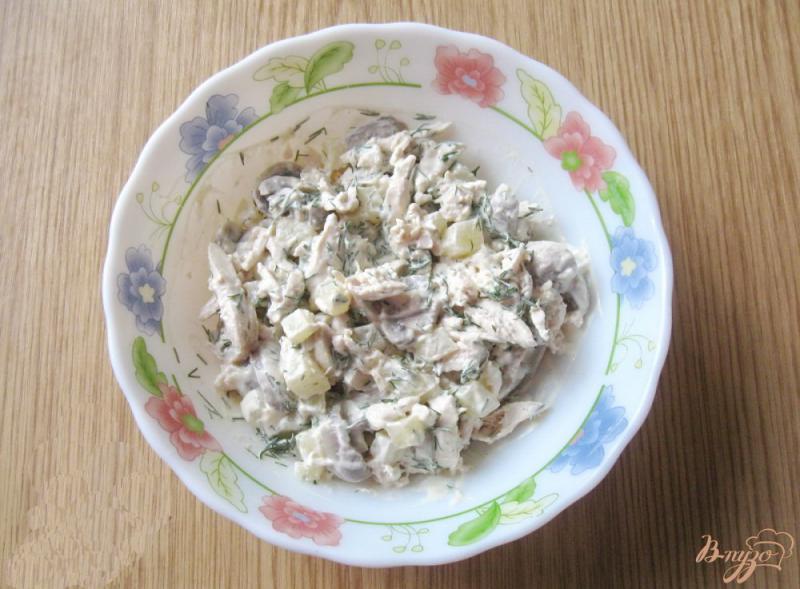 Фото приготовление рецепта: Салат с курицей, грибами и ананасом «Королевский» шаг №7