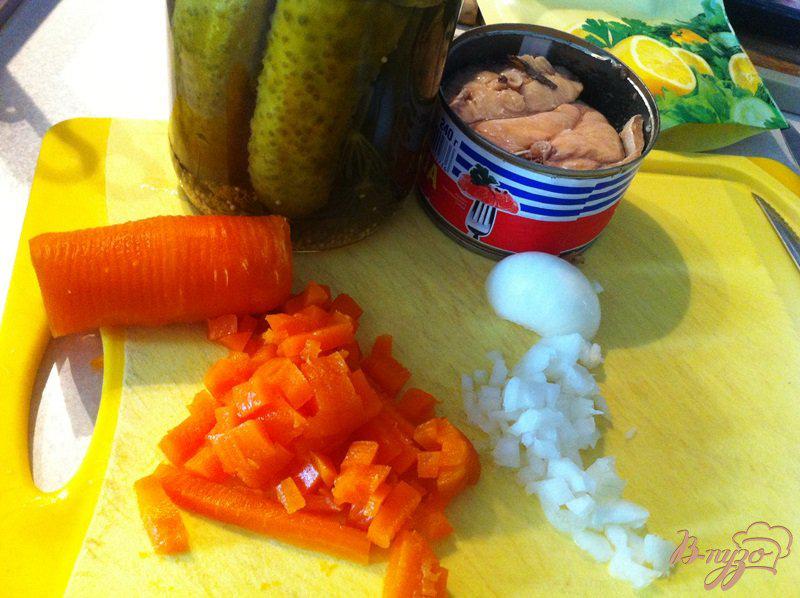 Фото приготовление рецепта: Салат из морской капусты с овощами и горбушей шаг №2