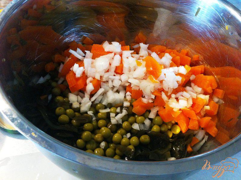 Фото приготовление рецепта: Салат из морской капусты с овощами и горбушей шаг №6