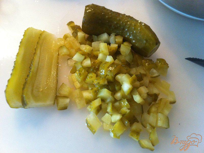 Фото приготовление рецепта: Салат из морской капусты с овощами и горбушей шаг №5