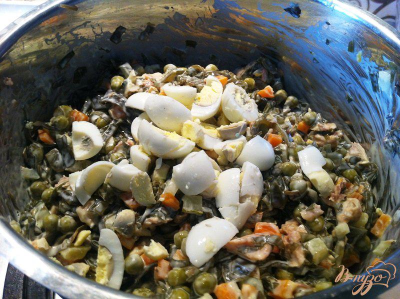 Фото приготовление рецепта: Салат из морской капусты с овощами и горбушей шаг №10