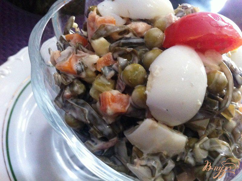 Фото приготовление рецепта: Салат из морской капусты с овощами и горбушей шаг №12