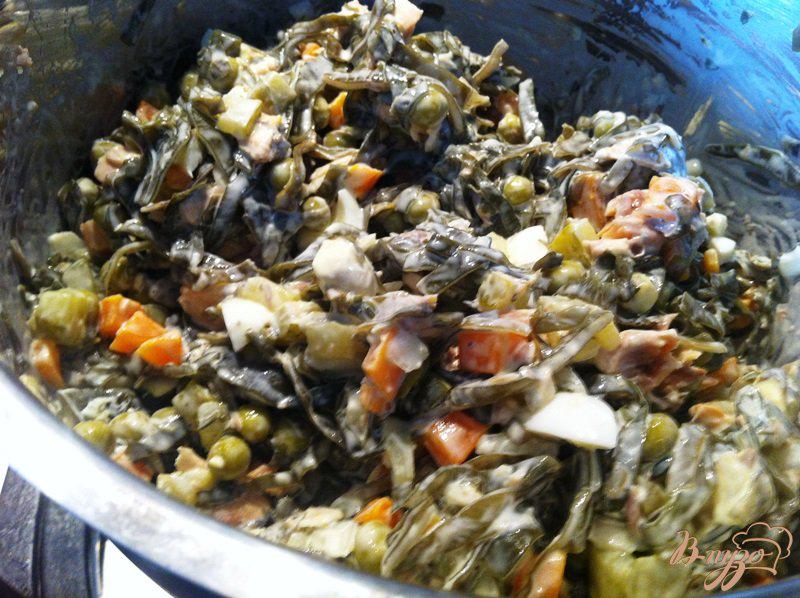 Фото приготовление рецепта: Салат из морской капусты с овощами и горбушей шаг №11