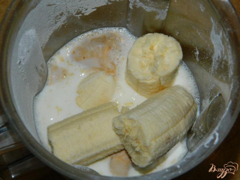Фото приготовление рецепта: Молочный коктейль с бананом шаг №3