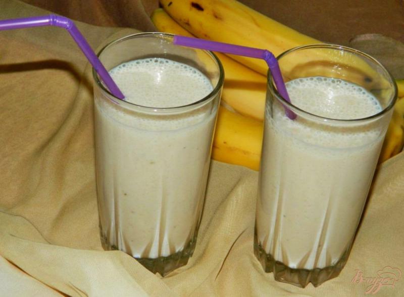 Фото приготовление рецепта: Молочный коктейль с бананом шаг №4