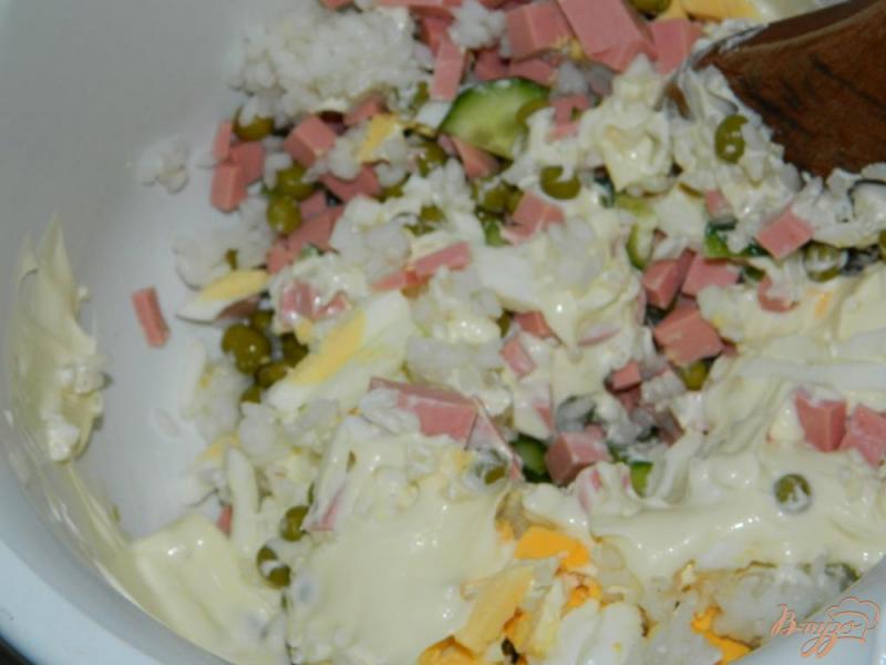 Фото приготовление рецепта: Рисовый салат с колбасой и горошком шаг №5