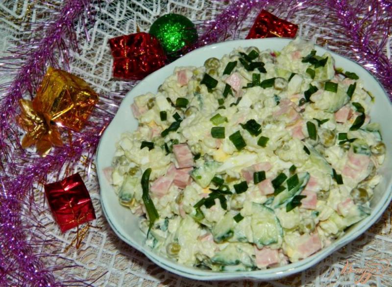 Фото приготовление рецепта: Рисовый салат с колбасой и горошком шаг №6