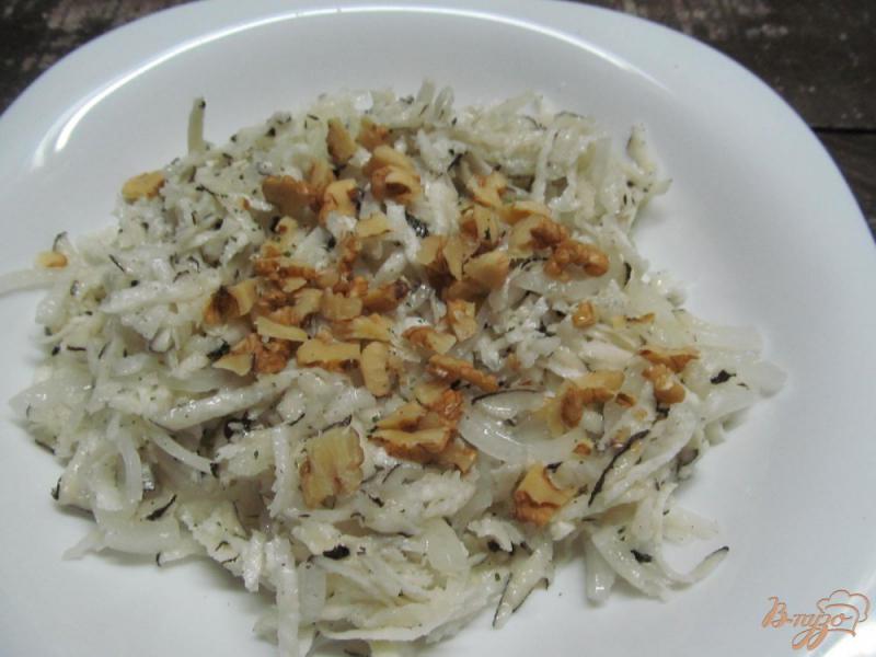 Фото приготовление рецепта: Салат из редьки с грецким орехом шаг №4