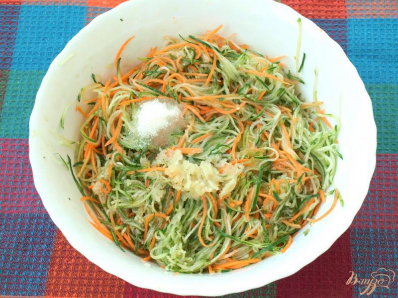 Фото приготовление рецепта: Салат из огурцов по-корейски на зиму шаг №3