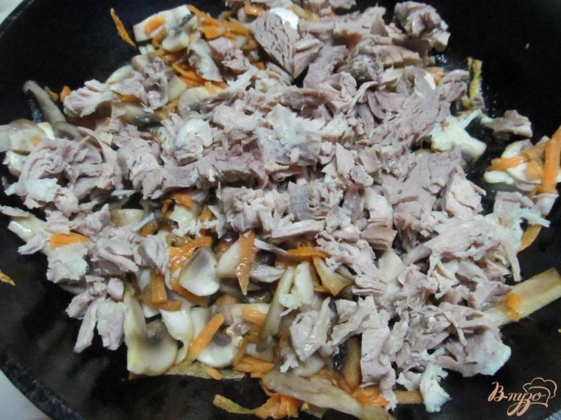 Фото приготовление рецепта: Штрудель с мясом и грибами шаг №4