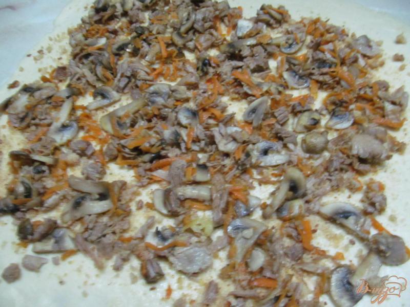 Фото приготовление рецепта: Штрудель с мясом и грибами шаг №6