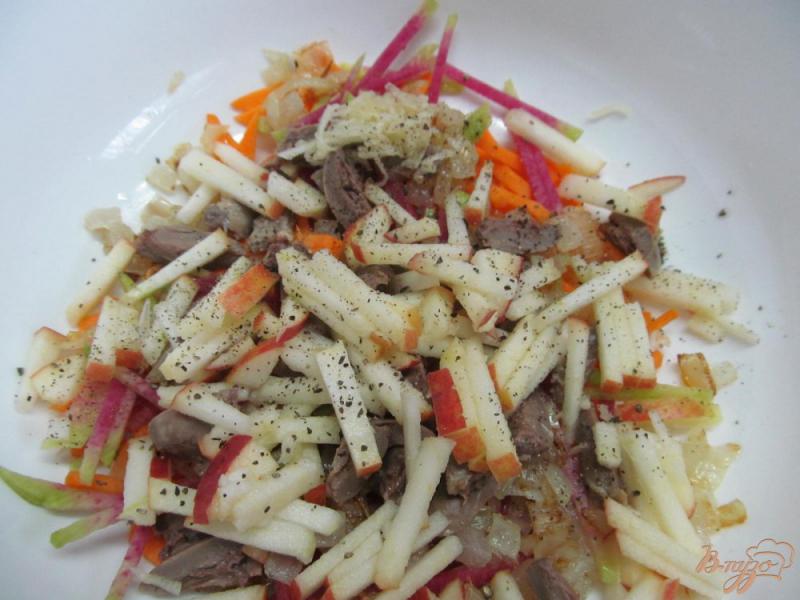 Фото приготовление рецепта: Салат из редьки с куриными сердечками шаг №6