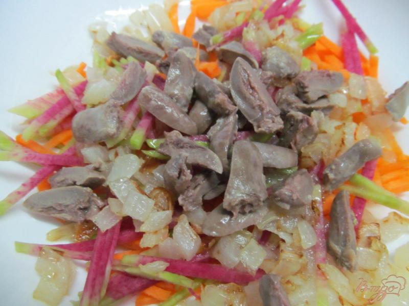 Фото приготовление рецепта: Салат из редьки с куриными сердечками шаг №5