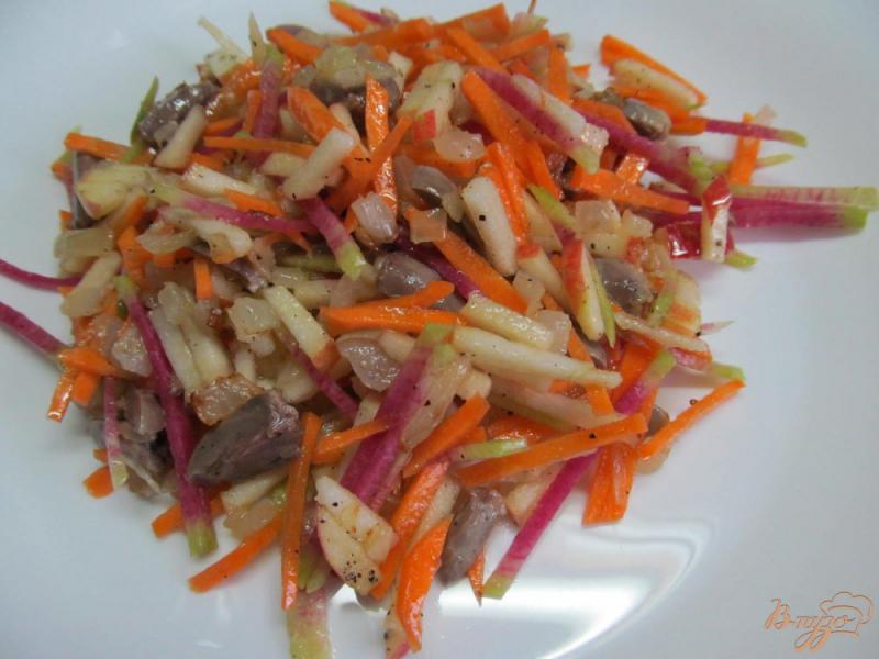 Фото приготовление рецепта: Салат из редьки с куриными сердечками шаг №7