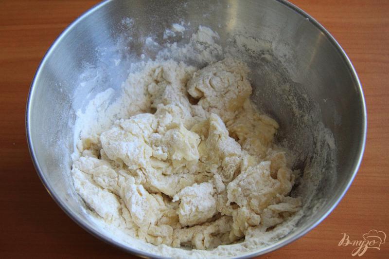 Фото приготовление рецепта: Молдавские пирожки Вэрзэре с тушеной капустой шаг №3