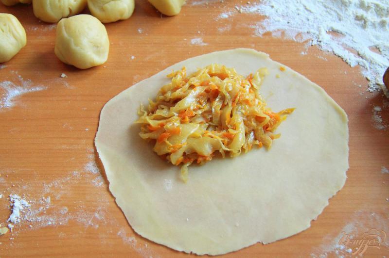 Фото приготовление рецепта: Молдавские пирожки Вэрзэре с тушеной капустой шаг №11