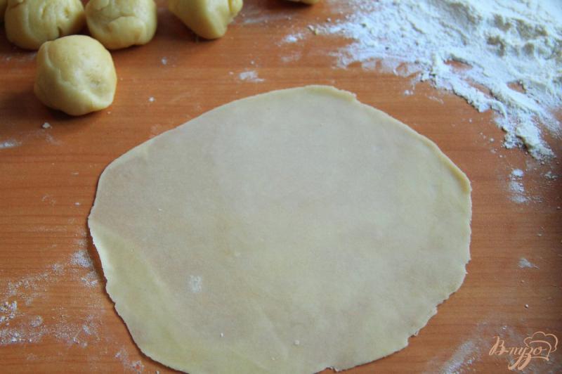 Фото приготовление рецепта: Молдавские пирожки Вэрзэре с тушеной капустой шаг №10