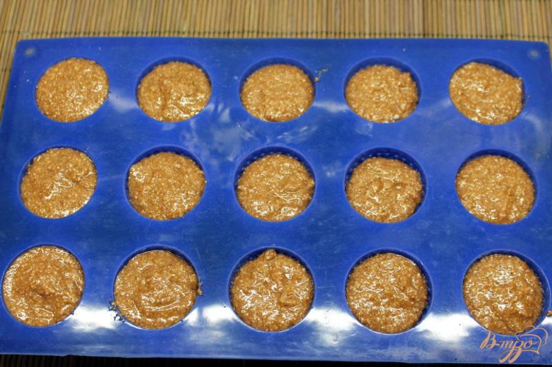 Фото приготовление рецепта: Овсяные мини кексы с вишней и какао шаг №5
