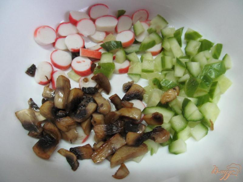 Фото приготовление рецепта: Салат с шампиньонами и крабовыми палочками шаг №2