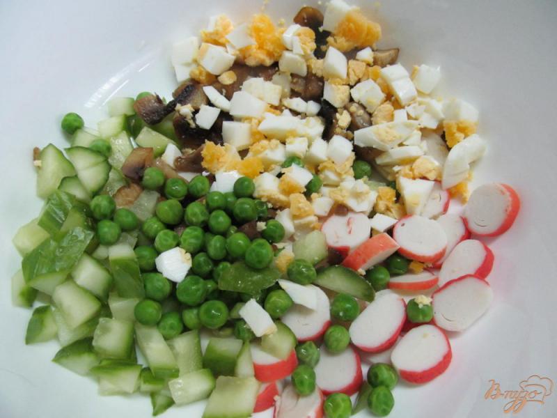 Фото приготовление рецепта: Салат с шампиньонами и крабовыми палочками шаг №3