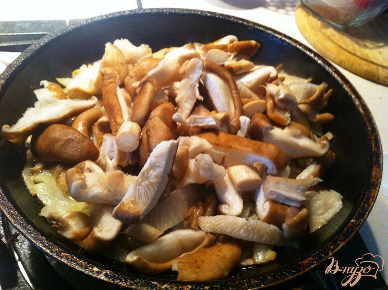 Фото приготовление рецепта: Рагу из куриного филе и грибов шиитаки с рисом шаг №4