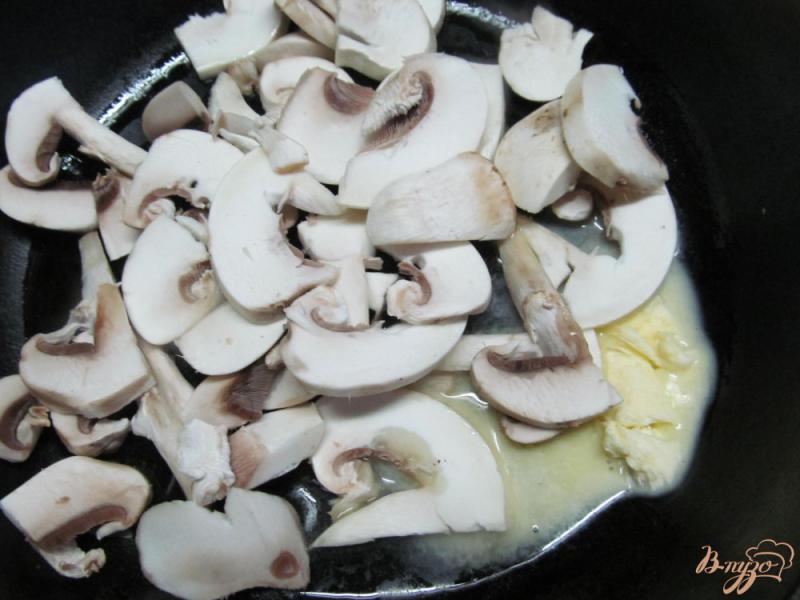Фото приготовление рецепта: Блины с грибами и яйцом на завтрак шаг №1