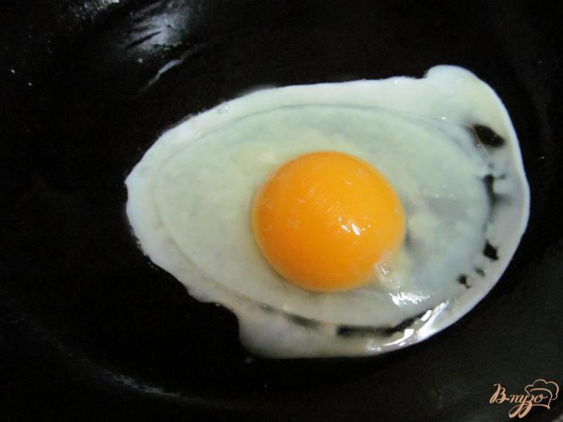 Фото приготовление рецепта: Блины с грибами и яйцом на завтрак шаг №6