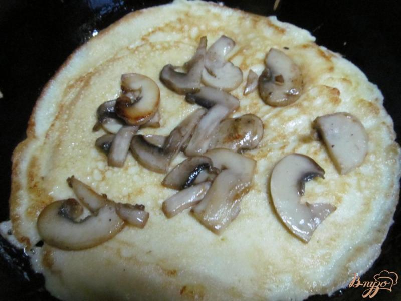 Фото приготовление рецепта: Блины с грибами и яйцом на завтрак шаг №5