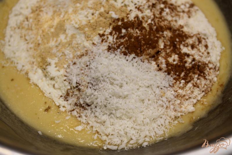 Фото приготовление рецепта: Медовые пряники с кокосовой стружкой шаг №6