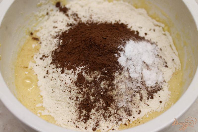 Фото приготовление рецепта: Шоколадные пряники посыпанные кокосовой стружкой шаг №2